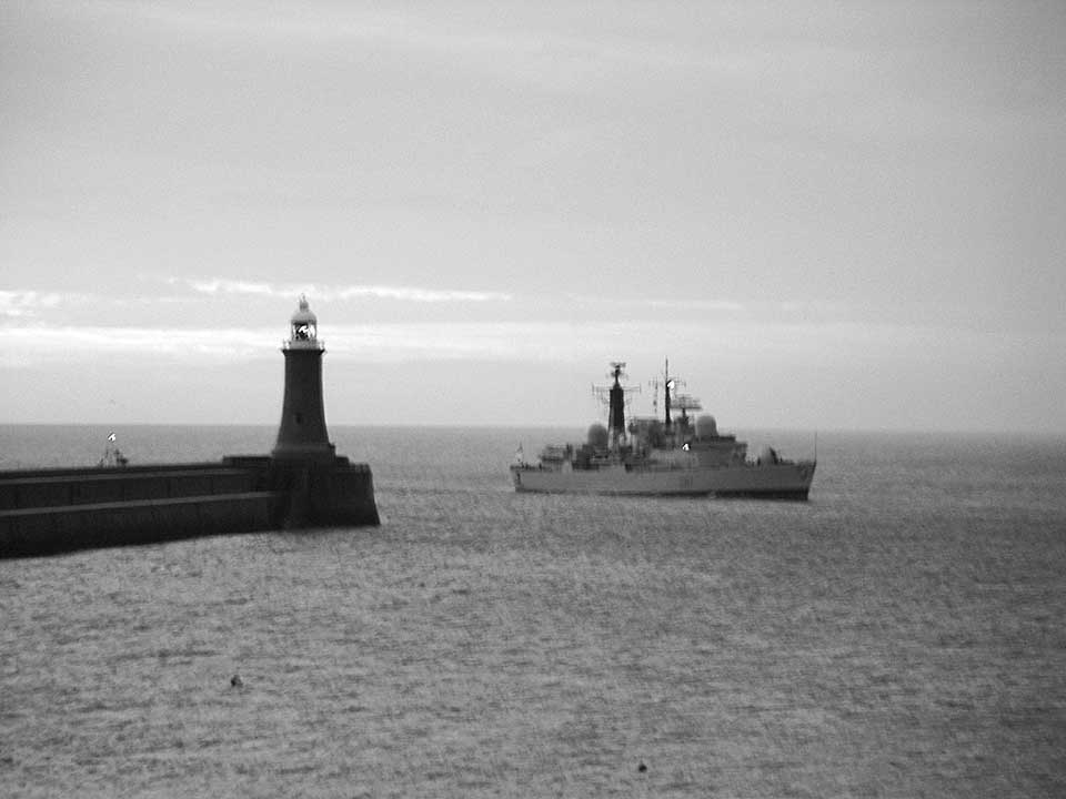 HMS Newcastle embarks on a farewell six day tour of the region before being decommissioned at the end of January 2005.Now heading up the Tyne to berth at Spillers Wharf. Newcastle. 22 Sept 2004